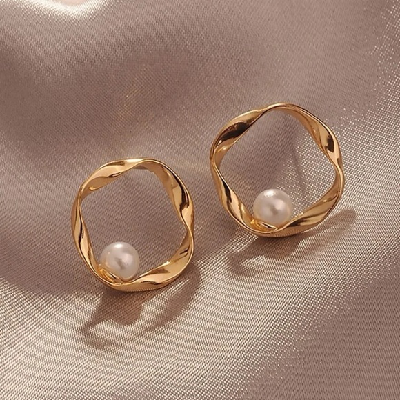 Jewelry - Women’s gold plated hollow hoop pearl dainty elegant drop earrings